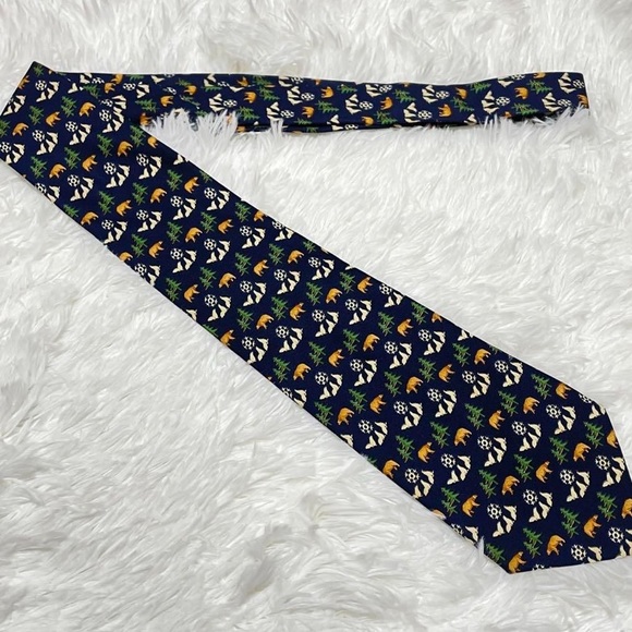 Salvatore Ferragamo 100% silk tie bear sea lion animal printed ⭐️⭐️⭐️⭐️ - Picture 6 of 15